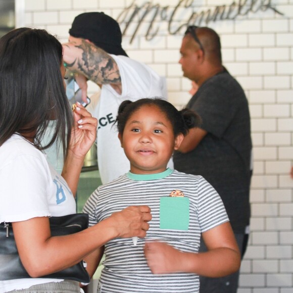 Matt Pokora, sa compagne Christina Milian enceinte et sa fille Violet Nash se rendent au glacier McConnell pour le goûter après avoir acheté des vêtements pour bébés à Los Angeles, le 3 août 2019.