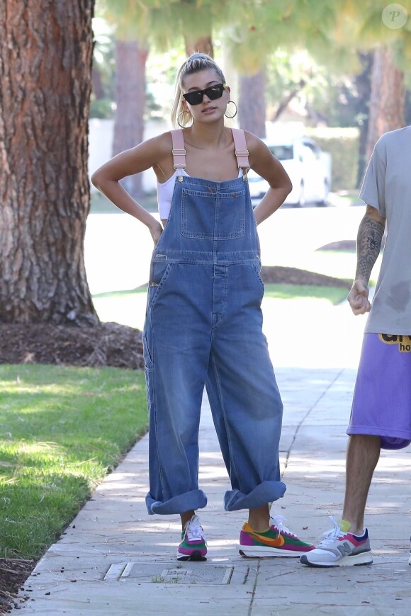 La promenade paisible de Justin Bieber et de sa femme Hailey Baldwin interrompue par une fan portant des gants de boxe, Beverly Hills, le 4 aout 2019.