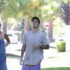 La promenade paisible de Justin Bieber et de sa femme Hailey Baldwin interrompue par une fan portant des gants de boxe, Beverly Hills, le 4 aout 2019.