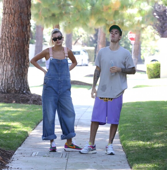La promenade paisible de Justin Bieber et de sa femme Hailey Baldwin interrompue par une fan portant des gants de boxe, Beverly Hills, le 4 aout 2019.