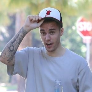 La promenade paisible de Justin Bieber et de sa femme Hailey Baldwin interrompue par une fan portant des gants de boxe, Beverly Hills, le 4 aout 2019.