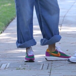 La promenade paisible de Justin Bieber et de sa femme Hailey Baldwin interrompue par une fan portant des gants de boxe, Beverly Hills, le 4 aout 2019.