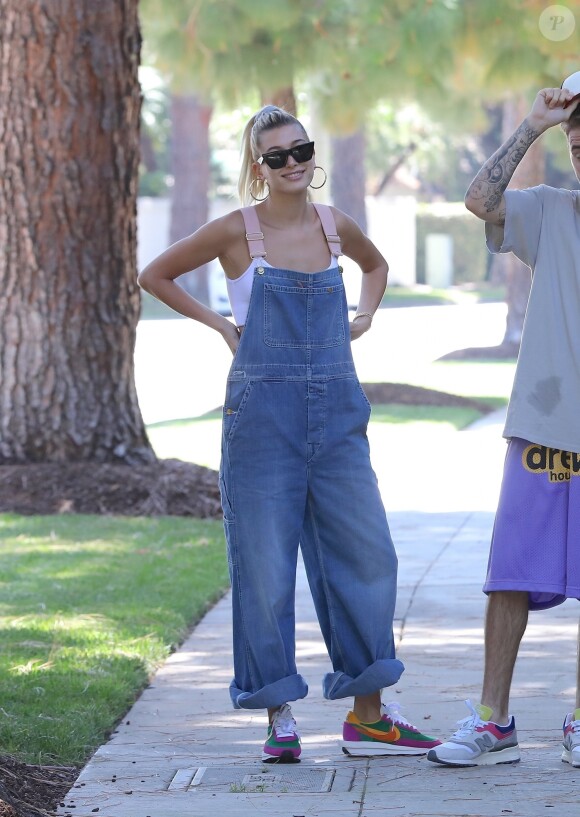 La promenade paisible de Justin Bieber et de sa femme Hailey Baldwin interrompue par une fan portant des gants de boxe, Beverly Hills, le 4 aout 2019.
