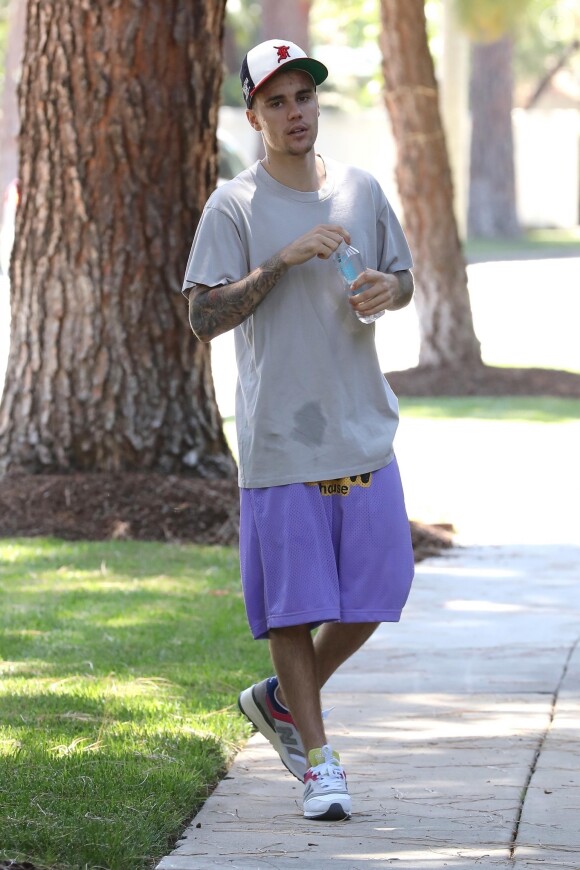 La promenade paisible de Justin Bieber et de sa femme Hailey Baldwin interrompue par une fan portant des gants de boxe, Beverly Hills, le 4 aout 2019.