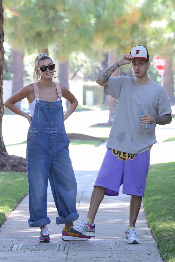 La promenade paisible de Justin Bieber et de sa femme Hailey Baldwin interrompue par une fan portant des gants de boxe, Beverly Hills, le 4 aout 2019.