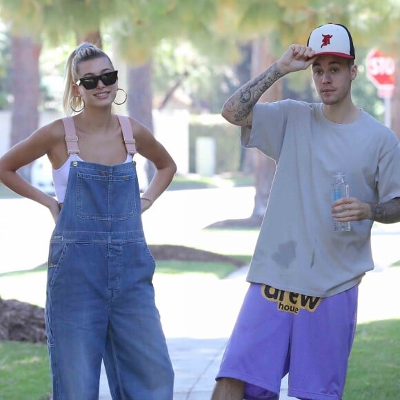 La promenade paisible de Justin Bieber et de sa femme Hailey Baldwin interrompue par une fan portant des gants de boxe, Beverly Hills, le 4 aout 2019.