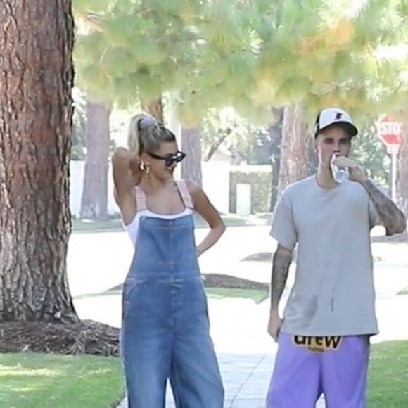 La promenade paisible de Justin Bieber et de sa femme Hailey Baldwin interrompue par une fan portant des gants de boxe, Beverly Hills, le 4 aout 2019.