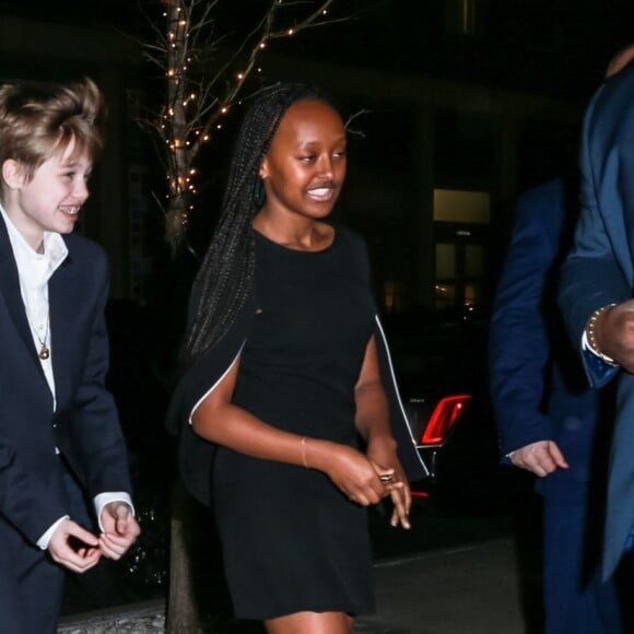 Angelina Jolie arrive avec ses enfants Shiloh, Zahara, Maddox, Pax, Knox et Vivienne à l'hôtel Crosby pour assister à la projection d'un film à New York, le 25 février 2019