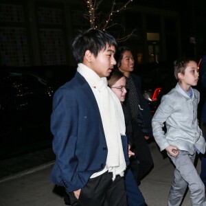 Angelina Jolie arrive avec ses enfants Shiloh, Zahara, Maddox, Pax, Knox et Vivienne à l'hôtel Crosby pour assister à la projection d'un film à New York, le 25 février 2019
