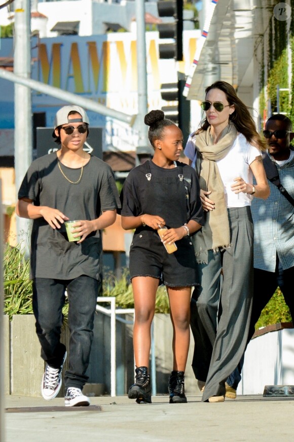 Exclusif - Angelina Jolie est allée faire du shopping avec ses enfants Maddox et Zahara chez Fred Segal à Hollywood, le 10 septembre 2018