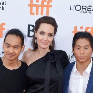 Maddox, Angelina Jolie et Pax lors de la première de "First they killed my father" de Angelina Jolie au Festival International du film de Toronto (TIFF) le 11 septembre 2017.