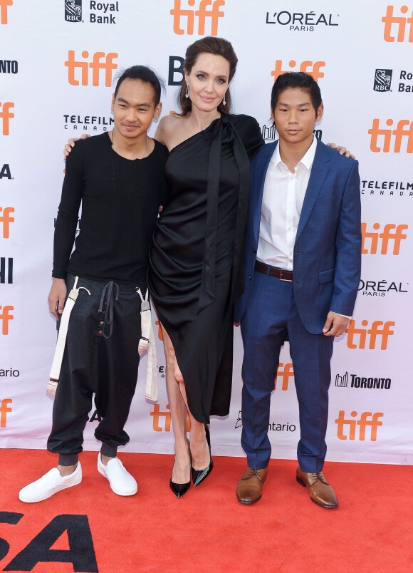 Maddox, Angelina Jolie et Pax lors de la première de "First they killed my father" de Angelina Jolie au Festival International du film de Toronto (TIFF) le 11 septembre 2017.