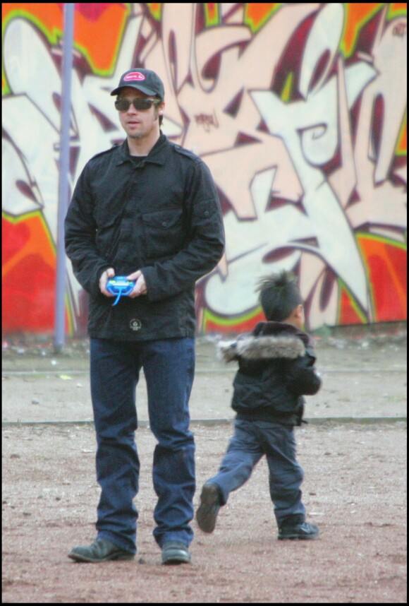 Brad Pitt et son fils Maddox à Paris en 2006.