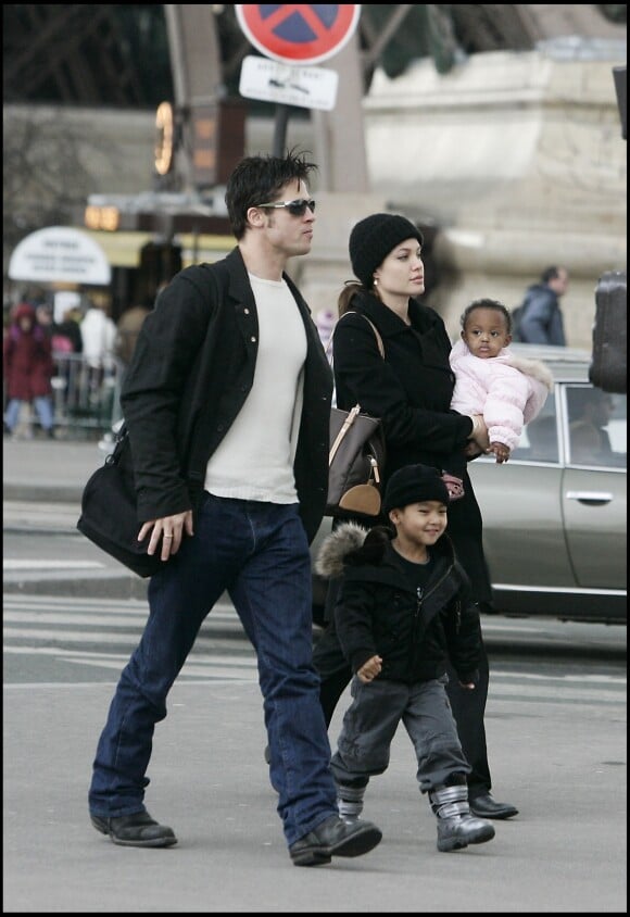 Brad Pitt, Angelina Jolie, leur fils Maddox et leur fille Zahara à Paris en 2006.
