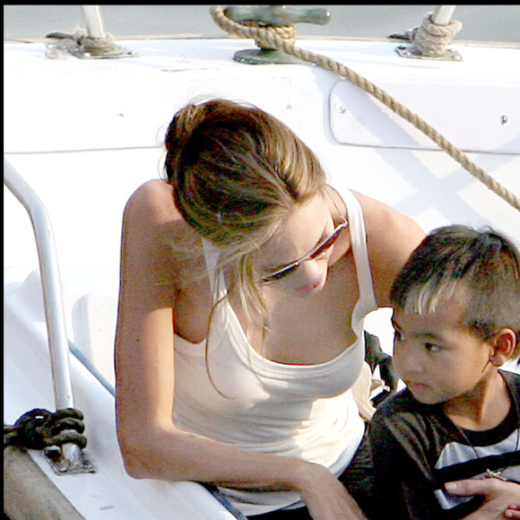 Angelina Jolie et Maddox en Inde en 2006.