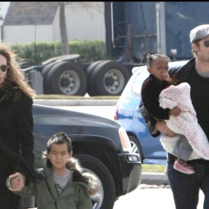 Angelina Jolie, Brad Pitt, leurs enfants Pax, Maddox et Zahara à la Nouvelle-Orléans, en 2007.