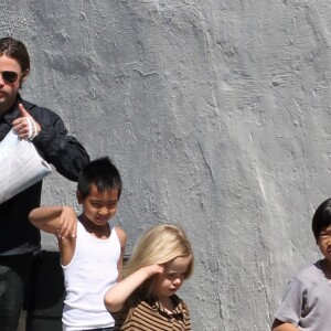 Brad Pitt, Angelina Jolie et leurs enfants Pax, Shiloh, Maddox, Zahara, Knox et Vivienne en Louisiane en 2011.