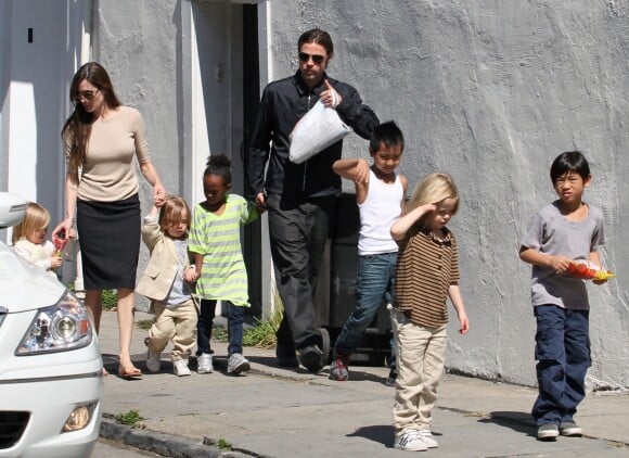 Brad Pitt, Angelina Jolie et leurs enfants Pax, Shiloh, Maddox, Zahara, Knox et Vivienne en Louisiane en 2011.