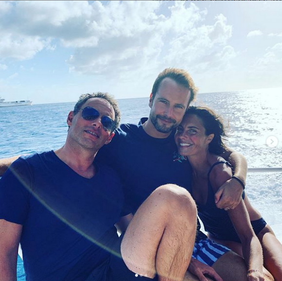 Marc-Olivier Fogiel, son mari François et leurs filles en vacances à Saint-Barthélémy. Ils ont croisé Alessandra Sublet.