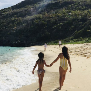 Marc-Olivier Fogiel, son mari François et leurs filles en vacances à Saint-Barthélémy. Ils ont croisé Alessandra Sublet.