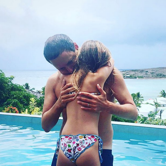 Marc-Olivier Fogiel, son mari François et leurs filles en vacances à Saint-Barthélémy. Ils ont croisé Alessandra Sublet.