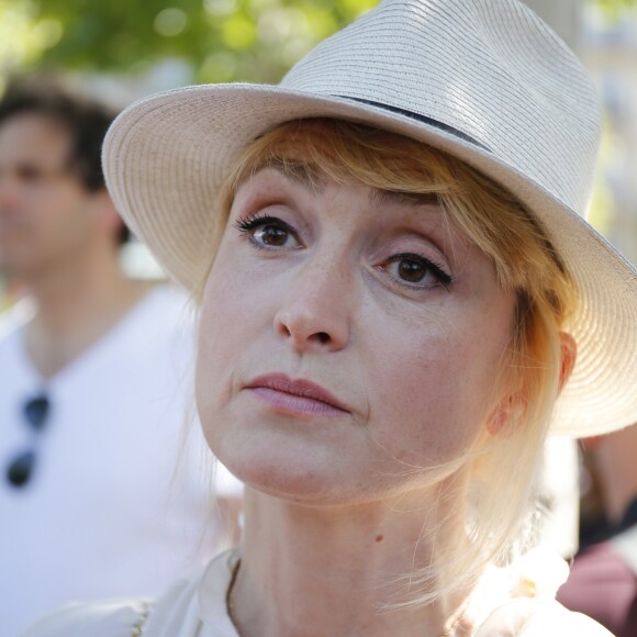 Julie Gayet - Rassemblement contre les violences faites aux femmes, Place de la République à Paris. Le 6 juillet 2019.