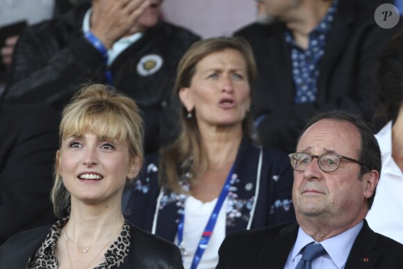 François Hollande et sa compagne Julie Gayet assistent au match amical féminin de football entre la France et la Chine à Créteil le 31 mai 2019.