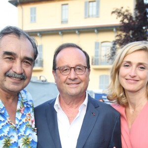 Exclusif - Prix Spécial - L'ancien président François Hollande avec sa compagne Julie Gayet et Téo Saavedra (directeur du festival Nuits du Sud) à la 21ème édition du festival "Nuits du Sud" à Vence le 19 juillet 2018.