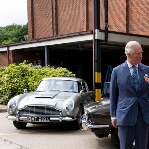 Le prince Charles, prince de Galles, vient saluer les acteurs sur le tournage du 25ème James Bond aux studios Pinewood à Iver Heath dans le Buckinghamshire le 20 juin 2019