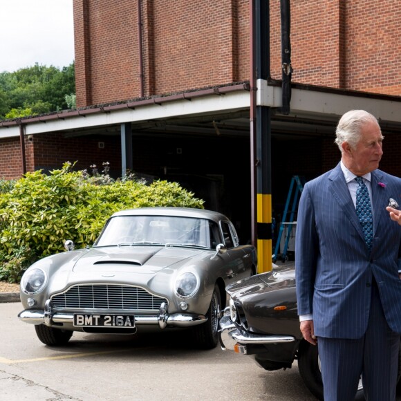 Le prince Charles, prince de Galles, vient saluer les acteurs sur le tournage du 25ème James Bond aux studios Pinewood à Iver Heath dans le Buckinghamshire le 20 juin 2019