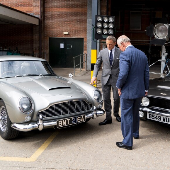 Le prince Charles, prince de Galles, vient saluer les acteurs sur le tournage du 25ème James Bond aux studios Pinewood à Iver Heath dans le Buckinghamshire le 20 juin 2019