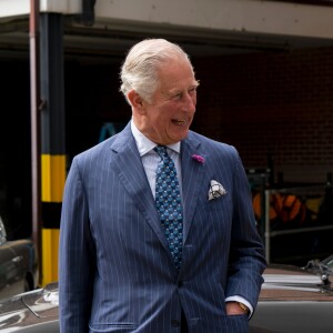 Le prince Charles, prince de Galles, vient saluer les acteurs sur le tournage du 25ème James Bond aux studios Pinewood à Iver Heath dans le Buckinghamshire le 20 juin 2019