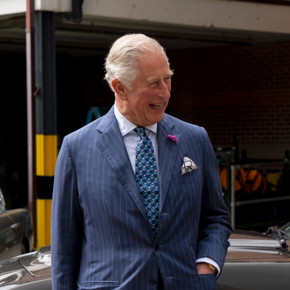 Le prince Charles, prince de Galles, vient saluer les acteurs sur le tournage du 25ème James Bond aux studios Pinewood à Iver Heath dans le Buckinghamshire le 20 juin 2019