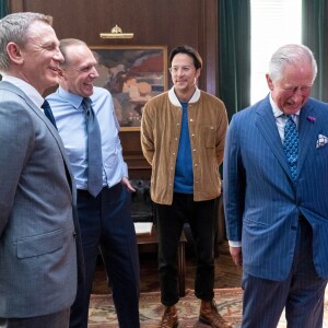 Le prince Charles, prince de Galles, vient saluer les acteurs sur le tournage du 25ème James Bond aux studios Pinewood à Iver Heath dans le Buckinghamshire le 20 juin 2019