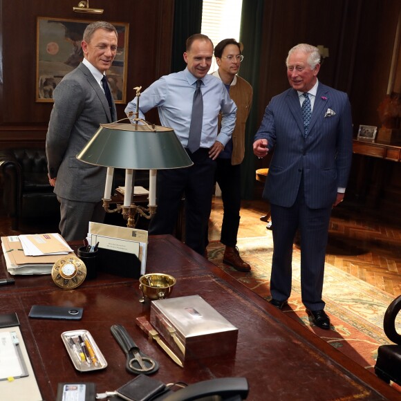Le prince Charles, prince de Galles, vient saluer les acteurs sur le tournage du 25ème James Bond aux studios Pinewood à Iver Heath dans le Buckinghamshire le 20 juin 2019