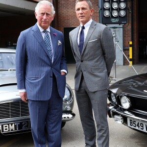 Le prince Charles, prince de Galles, vient saluer les acteurs sur le tournage du 25ème James Bond aux studios Pinewood à Iver Heath dans le Buckinghamshire le 20 juin 2019