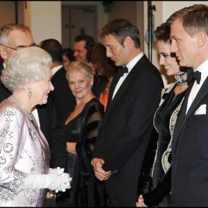 Daniel Craig et la reine Elizabeth II à l'avant-première du film "Casino Royale" à Londres, en 2006.