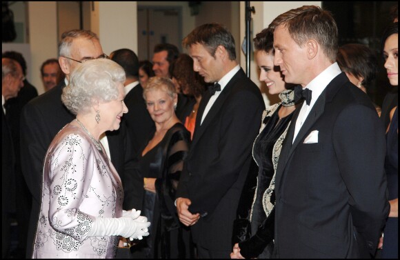 Daniel Craig et la reine Elizabeth II à l'avant-première du film "Casino Royale" à Londres, en 2006.