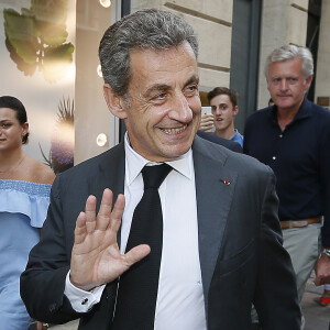 Nicolas Sarkozy dédicace son livre "Passions" puis se promène, à la rencontre des habitants de Bordeaux, le 4 juillet 2019. © Patrick Bernard/Bestimage