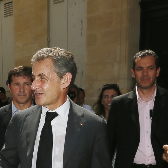 Nicolas Sarkozy dédicace son livre "Passions" puis se promène, à la rencontre des habitants de Bordeaux, le 4 juillet 2019. © Patrick Bernard/Bestimage