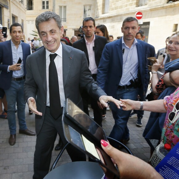 Nicolas Sarkozy dédicace son livre "Passions" puis se promène, à la rencontre des habitants de Bordeaux, le 4 juillet 2019. © Patrick Bernard/Bestimage