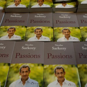 Nicolas Sarkozy dédicace son livre "Passions" puis se promène, à la rencontre des habitants de Bordeaux, le 4 juillet 2019. © Patrick Bernard/Bestimage