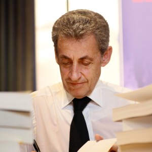 Nicolas Sarkozy dédicace son livre "Passions" puis se promène, à la rencontre des habitants de Bordeaux, le 4 juillet 2019. © Patrick Bernard/Bestimage