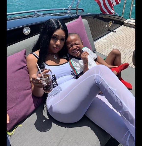 La rappeuse Yung Miami (du groupe City Girls) et son fils Jai. Avril 2019.