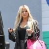 Exclusif - Khloe Kardashian, souriante, à la sortie d'un studio à Calabasas, Los Angeles, le 17 juin 2019.