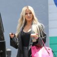 Exclusif - Khloe Kardashian, souriante, à la sortie d'un studio à Calabasas, Los Angeles, le 17 juin 2019.