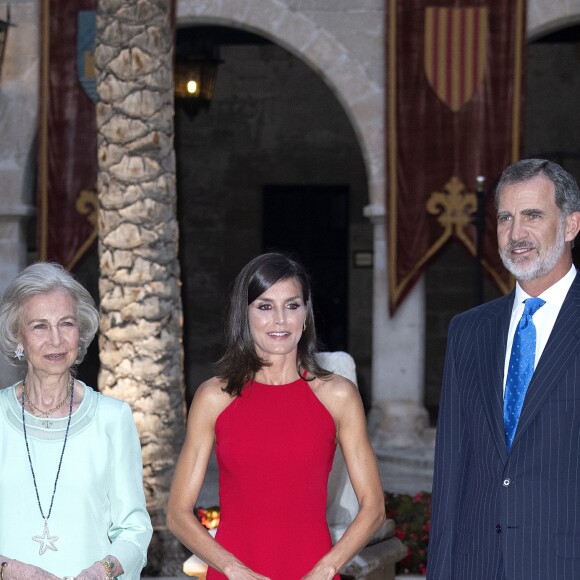 Le roi Felipe VI, la reine Letizia d'Espagne et la reine Sofia accueillaient quelque 600 invités au palais de la Almudaina le 7 août 2019 à Palma de Majorque pour la traditionnelle réception offerte en l'honneur de la communauté des Îles Baléares.