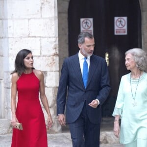 Le roi Felipe VI, la reine Letizia d'Espagne et la reine Sofia accueillaient quelque 600 invités au palais de la Almudaina le 7 août 2019 à Palma de Majorque pour la traditionnelle réception offerte en l'honneur de la communauté des Îles Baléares.