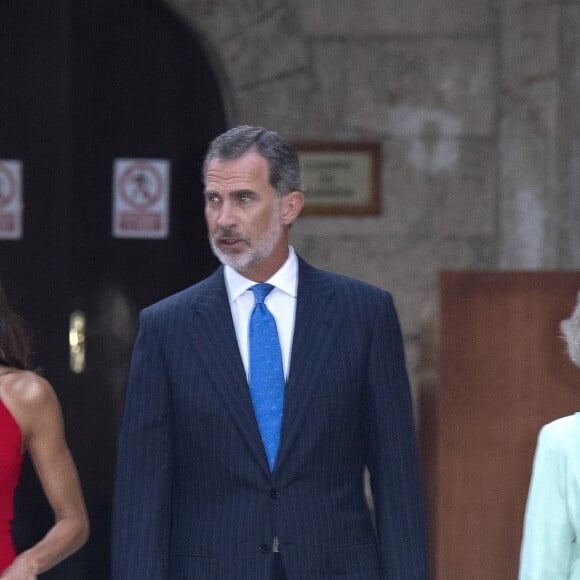 Le roi Felipe VI, la reine Letizia d'Espagne et la reine Sofia accueillaient quelque 600 invités au palais de la Almudaina le 7 août 2019 à Palma de Majorque pour la traditionnelle réception offerte en l'honneur de la communauté des Îles Baléares.