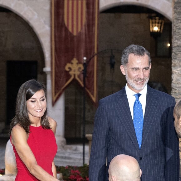 Le roi Felipe VI, la reine Letizia d'Espagne et la reine Sofia accueillaient quelque 600 invités au palais de la Almudaina le 7 août 2019 à Palma de Majorque pour la traditionnelle réception offerte en l'honneur de la communauté des Îles Baléares.